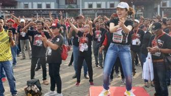 Tengok Aksi Tina Toon Pimpin Senam dan Flash Mob di HUT PDIP