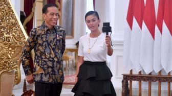 Artis Agnes Monica alias Agnez Mo saat bertemu Presiden Joko Widodo di Komplek Istana Kepresidenan Jakarta, Jumat (11/1).  [Foto: Biro Pers Sekretariat Presiden]