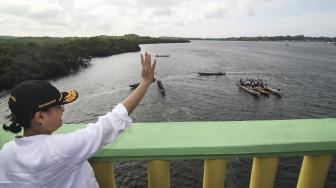 Menteri Keuangan Sri Mulyani menyapa warga seusai meresmikan jembatan Leta Oar Ralan di Tanimbar Utara, Kabupaten Maluku Tenggara Barat, Provinsi Maluku, Kamis (10/1). [ANTARA FOTO/Arief BM]