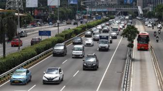 Sejumlah kendaraan melaju di Jalan Gatot Subroto, Jakarta, Jumat (11/1). [Suara.com/Muhaimin A Untung]