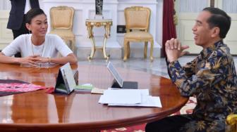 Artis Agnes Monica alias Agnez Mo saat bertemu Presiden Joko Widodo di Komplek Istana Kepresidenan Jakarta, Jumat (11/1).  [Foto: Biro Pers Sekretariat Presiden]