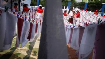 Sejumlah murid membuat 1.000 kertas daur ulang di SD Tarakanita 5, Jakarta, Sabtu (12/1). [ANTARA FOTO/Rivan Awal Lingga]