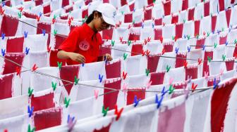 Sejumlah murid membuat 1.000 kertas daur ulang di SD Tarakanita 5, Jakarta, Sabtu (12/1). [ANTARA FOTO/Rivan Awal Lingga]