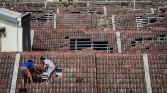 Suasana rumah yang rusak akibat angin puting beliung di Perumahan Rancaekek Permai 2, Kabupaten Bandung, Jawa Barat, Sabtu (12/1). [ANTARA FOTO/Raisan Al Faris]