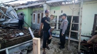 Suasana rumah yang rusak akibat angin puting beliung di Perumahan Rancaekek Permai 2, Kabupaten Bandung, Jawa Barat, Sabtu (12/1). [ANTARA FOTO/Raisan Al Faris]