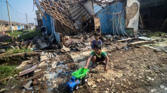 Suasana rumah yang rusak akibat angin puting beliung di Perumahan Rancaekek Permai 2, Kabupaten Bandung, Jawa Barat, Sabtu (12/1). [ANTARA FOTO/Raisan Al Faris]