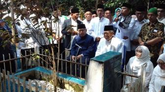 Ma'ruf Amin Ziarah ke Makam Ulama Penyebar Islam di Depok