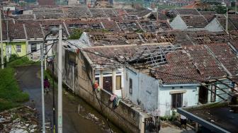 Suasana rumah yang rusak akibat angin puting beliung di Perumahan Rancaekek Permai 2, Kabupaten Bandung, Jawa Barat, Sabtu (12/1). [ANTARA FOTO/Raisan Al Faris]