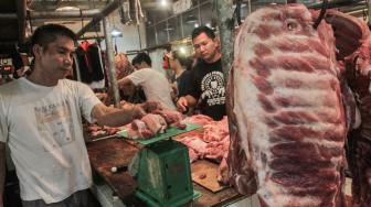 Suasana pusat penjualan daging babi di Pasar Senen, Jakarta Pusat, Sabtu (12/1). [Suara.com/Fakhri Hermansyah]