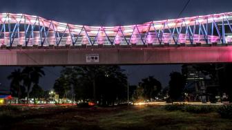 Suasana Jembatan Penyeberangan Orang (JPO) di Jalan Dr Sumarno, Cakung, Jakarta Timur, Sabtu (12/1). [Suara com/Fakhri Hermansyah]