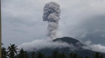 Gunung Ibu di Maluku Utara Erupsi, Tinggi Kolom Abu Capai 3.500 Meter
