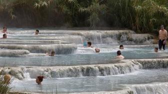 Sensasi Berendam di Saturnia Italia, Langsung dari Sumber Air Panasnya