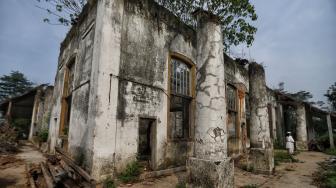 Warga memperhatikan bangunan Rumah Cimanggis yang saat ini dijadikan situs cagar budaya di Cimanggis, Depok, Jawa Barat, Minggu (13/1). [Suara.com/Muhaimin A Untung]