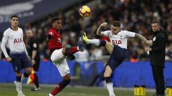 Bek Tottenham Hotspur Kieran Trippier bersaing dengan striker Manchester United Anthony Martial selama pertandingan sepak bola Liga Premier Inggris antara Tottenham Hotspur melawan Manchester United di Stadion Wembley, London,Inggris, Minggu (13/1). [Adrian DENNIS / AFP]