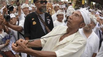 Ngeri! Umat Hindu Kesurupan Saat Ikuti Tradisi Ngerebong