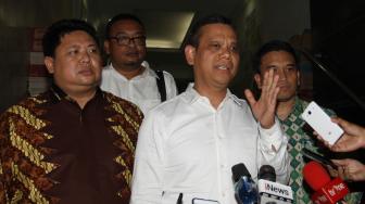 Bendahara Persatuan Sepakbola Seluruh Indonesia (PSSI) Berlinton Siahaan (tengah) didampingi kuasa hukumnya Novi Manurung (kanan) menjawab pertanyaan wartawan seusai menjalani pemeriksaan di Polda Metro Jaya, Jakarta, Senin (14/1).   [ANTARA FOTO/Reno Esnir]