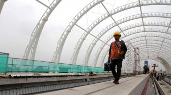 Suasana Stasiun LRT (Light Rail Transit) di Taman Mini, Jakarta Timur, Senin (14/1). [Suara.com/Fakhri Hermansyah]