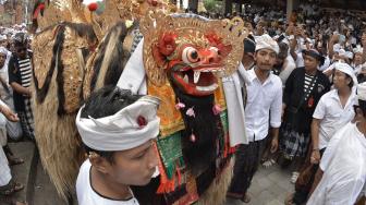 Sejumlah umat Hindu mengikuti rangkaian Tradisi Ngerebong di Pura Dalem Pengrebongan, Denpasar, Bali, Minggu (13/1). [ANTARA FOTO/Fikri Yusuf]