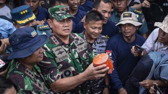 Panglima Koarmada I Laksamana Muda TNI Yudo Margono (tengah) menunjukkan kondisi bagian kotak hitam (black box) berisi Cockpit Voice Recorder (CVR) pesawat Lion Air bernomor registrasi PK-LQP dengan nomor penerbangan JT 610 yang telah ditemukan oleh Dinas Penyelamatan Bawah Air (Dislambair) Koarmada I di KRI Spica-934 , perairan Tanjung Karawang, Jawa Barat, Senin (14/1). [ANTARA FOTO/Aprillio Akbar]