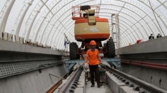 Suasana Stasiun LRT (Light Rail Transit) di Taman Mini, Jakarta Timur, Senin (14/1). [Suara.com/Fakhri Hermansyah]