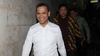 Bendahara Persatuan Sepakbola Seluruh Indonesia (PSSI) Berlinton Siahaan berjalan meninggalkan ruangan seusai menjalani pemeriksaan di Polda Metro Jaya, Jakarta, Senin (14/1).  [ANTARA FOTO/Reno Esnir]