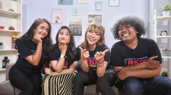 Keakraban Gisel dan Bintang Laundry Show di Luar Loksyut