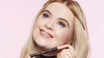 Model Down Syndrome Ini Jadi Brand Ambassador Benefit Cosmetics