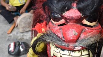 Kerajinan tradisional Topeng Barongan di Tegal Gunung, Blora, Jawa Tengah, Rabu (16/1). [ANTARA FOTO/Aditya Pradana Putra]