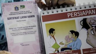 Petugas Puskesmas memberikan konseling dan pemeriksaan kesehatan bagi calon pengantin yang ingin membuat sertifikat layak kawin di Puskesmas Sawah Besar, Jakarta, Rabu (16/1). [ANTARA FOTO/Muhammad Adimaja]