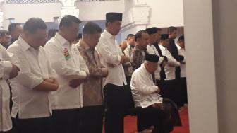 Jokowi - Ma'ruf Salat Maghrib Berjamaah di Istana Sebelum ke Lokasi Debat