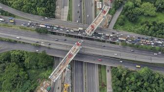 Foto udara pemasangan U Shaped Girder pada proyek pembangunan kereta api ringan (LRT) Jabodebek rute Cawang - Cibubur di simpang susun Pasar Rebo, Jakarta, Kamis (17/1). [ANTARA FOTO/Hafidz Mubarak]