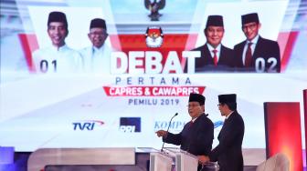 Pasangan nomor urut 02 Prabowo Subianto dan Sandiaga Uno saat mengikuti debat pertama Pilpres 2019, di Hotel Bidakara, Jakarta, Kamis (17/1). [Suara.com/Muhaimin A Untung