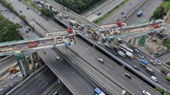 Foto udara pemasangan U Shaped Girder pada proyek pembangunan kereta api ringan (LRT) Jabodebek rute Cawang - Cibubur di simpang susun Pasar Rebo, Jakarta, Kamis (17/1). [ANTARA FOTO/Hafidz Mubarak]