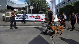 Petugas Kepolisian dan TNI melakukan pengecekan dan pengamanan dikawasan Hotel Bidakara, Jakarta, Kamis (17/1).  [Suara.com/Muhaimin A Untung]