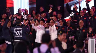 Pasangan capres-cawapres nomor urut 01 Joko Widodo dan Ma'ruf Amin berfoti bersama saat mengikuti debat pertama Pilpres 2019, di Hotel Bidakara, Jakarta, Kamis (17/1). [Suara.com/Muhaimin A Untung