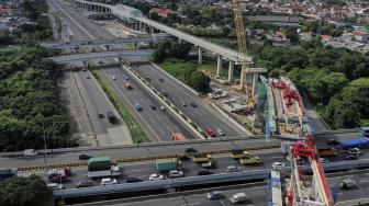 Foto udara pemasangan U Shaped Girder pada proyek pembangunan kereta api ringan (LRT) Jabodebek rute Cawang - Cibubur di simpang susun Pasar Rebo, Jakarta, Kamis (17/1). [ANTARA FOTO/Hafidz Mubarak]