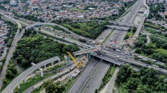 Foto udara pemasangan U Shaped Girder pada proyek pembangunan kereta api ringan (LRT) Jabodebek rute Cawang - Cibubur di simpang susun Pasar Rebo, Jakarta, Kamis (17/1). [ANTARA FOTO/Hafidz Mubarak]