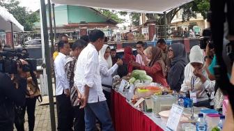 Temui Ibu-ibu Penerima Mekaar, Jokowi Cerita Punya 2 Karyawan Hingga Ribuan