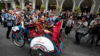 Aksi Menteri Jonan Menjajal Becak Listrik