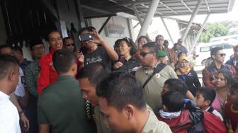 Turun di Stasiun Rancaekek, Jokowi Diserbu Penumpang Kereta untuk Swafoto