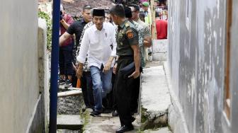 Presiden Joko Widodo meninjau pemasangan listrik gratis di Kampung Pasar Kolot, Garut, Jawa Barat, Jumat (18/1).  [ANTARA FOTO/Puspa Perwitasari]
