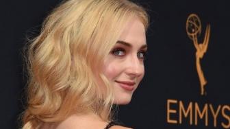 Bareng Kuda Putih, Begini Ribetnya Sesi Pemotretan Sophie Turner