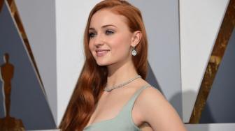 Sophie Turner Tuding Emilia Clarke Biang Kerok Gelas Kopi Game of Thrones