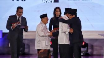 Pasangan capres-cawapres nomor urut 01 Joko Widodo dan Ma'ruf Amin serta pasangan nomor urut 02 Prabowo Subianto dan Sandiaga Uno berpelukan dan bersalaman usai mengikuti debat pertama Pilpres 2019, di Hotel Bidakara, Jakarta, Kamis (17/1). [Suara.com/Muhaimin A Untung]