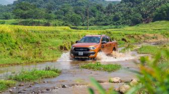 Angkat Topi buat Pak Polisi: Mobil Diajak Renangi Banjir