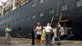 Kapal pesiar Cruise MS Maasdam berlabuh di Pelabuhan Sukarno Hatta, Makassar, Sulawesi Selatan, Sabtu (19/1). [ANTARA FOTO/Abriawan Abhe]