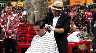 Presiden Jokowi Cukur Rambut di Bawah Pohon