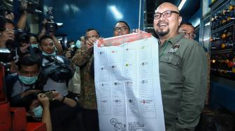 Komisioner KPU Ilham Saputra melakukan pemeriksaan kualitas warna surat suara legislatif saat proses pencetakan, di Jakarta, Minggu (20/1). [Suara.com/Muhaimin A Untung]