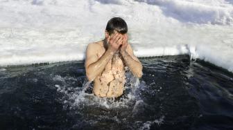 Suhu Dingin Ekstrem, Orang Rusia Malah Berendam di Sungai!