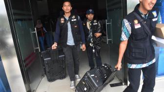 Petugas Dukcapil membawa koper berisi alat perekaman data saat Pelepasan Tim Relawan Jemput Bola Perekaman KTP-el di Kantor Ditjen Dukcapil Kemendagri, Jakarta, Minggu (20/1). ANTARA FOTO/Indrianto Eko Suwarso